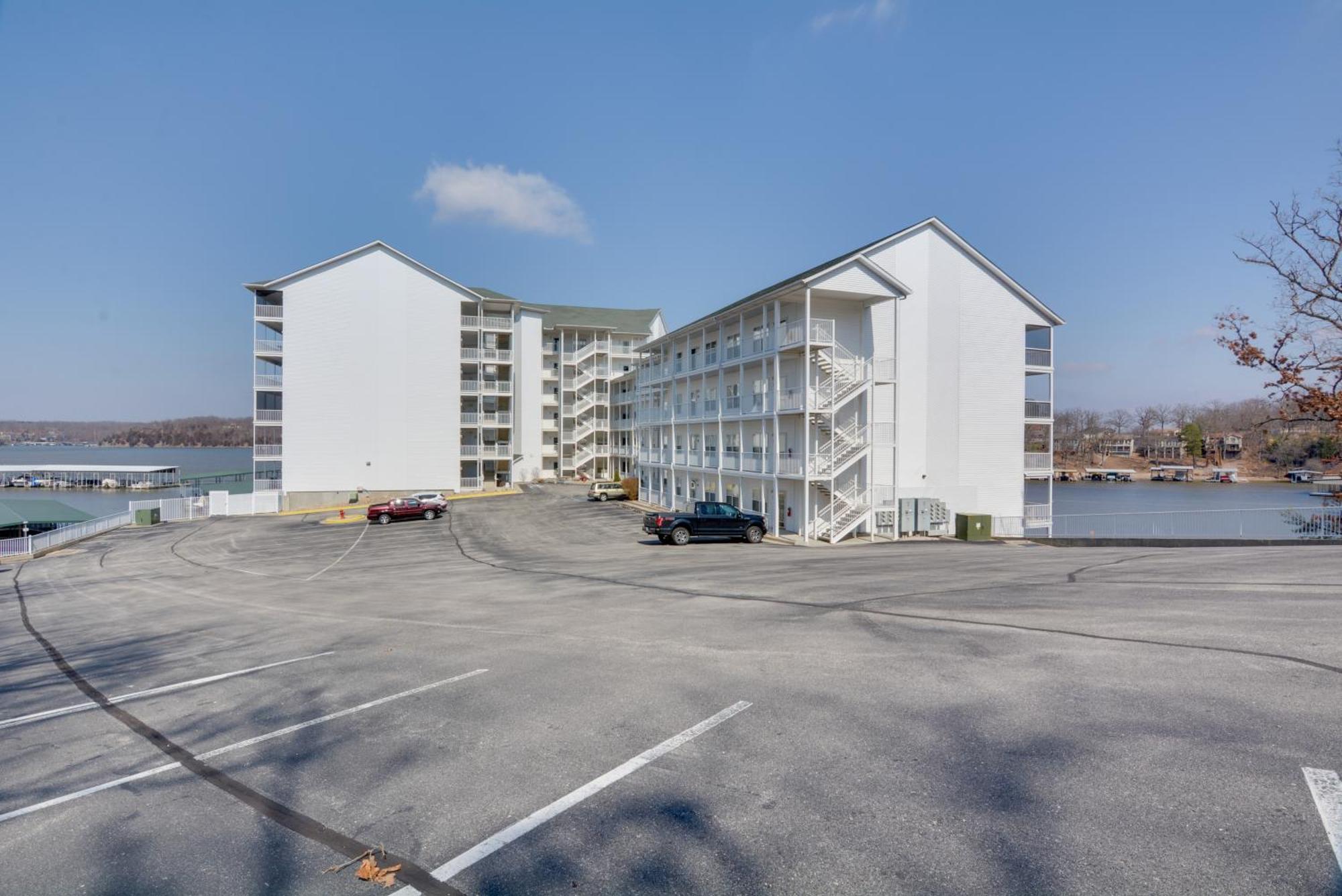 Lakefront Osage Beach Condo With Pool And Water Views! Eksteriør billede